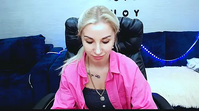 Snapshot of Hanna--Sweet chatting on 12/15/25, 04:00 Hanna--Sweet online show from 12/15/25, 04:00