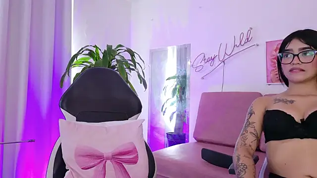 Emmy And Luna online show from 04/16/26, 12:17