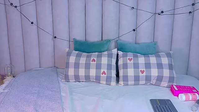 Miia Anderson online show from 12/16/25, 07:41