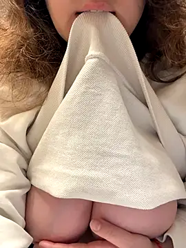 Snapshot of luisa_evans chatting on 12/15/25, 09:19 luisa evans online show from 12/15/25, 09:19