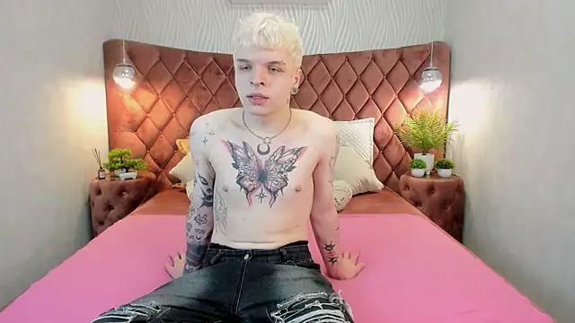 Snapshot of MillerBills chatting on 12/14/25, 11:48 MillerBills online show from 12/14/25, 11:48