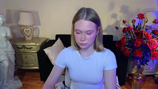 Snapshot of RebeccaLewis chatting on 12/16/25, 11:26 RebeccaLewis online show from 12/16/25, 11:26