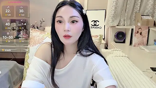 Snapshot of YUO-UU chatting on 12/18/25, 05:46 YUO-UU online show from 12/18/25, 05:46