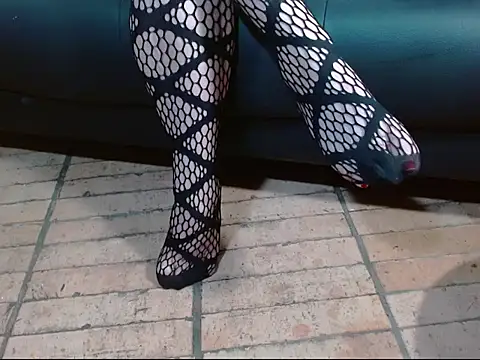 Snapshot of cleodoranoir chatting on 12/18/25, 02:01 cleodoranoir online show from 12/18/25, 02:01