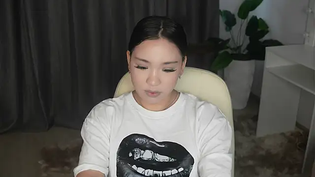 AyannaMilian online show from 12/15/25, 09:02