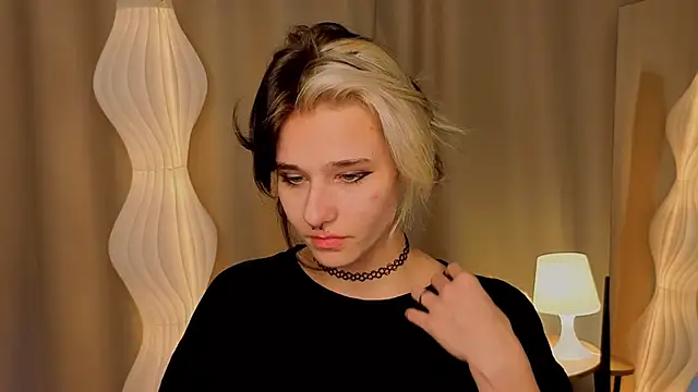 Snapshot of LizNostrand chatting on 12/19/25, 06:42 LizNostrand online show from 12/19/25, 06:42