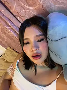 Snapshot of karii__ chatting on 12/17/25, 11:55 karii online show from 12/17/25, 11:55