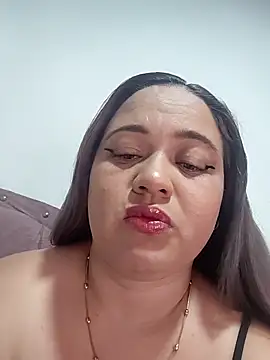 Snapshot of MMia_18 chatting on 12/17/25, 12:16 MMia 18 online show from 12/17/25, 12:16