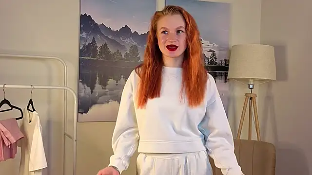 Snapshot of LouiseLuk chatting on 12/15/25, 10:52 LouiseLuk online show from 12/15/25, 10:52