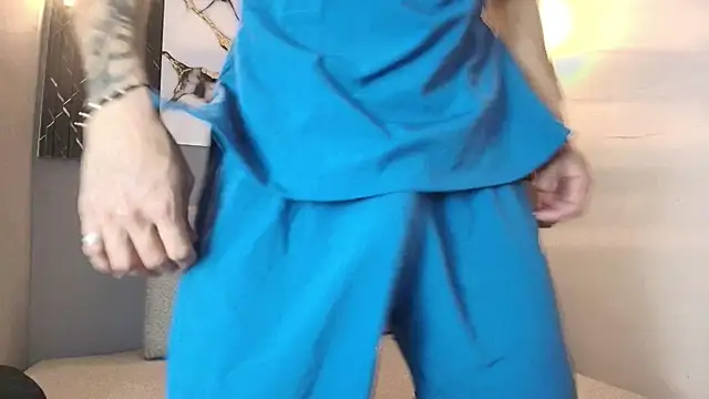 Snapshot of DAVIN_01 chatting on 12/16/25, 12:10 DAVIN 01 online show from 12/16/25, 12:10