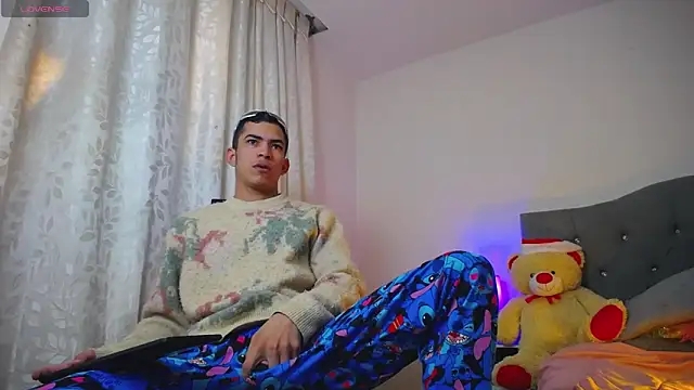 Snapshot of TOMBOYSEXX chatting on 12/16/25, 01:16 TOMBOYSEXX online show from 12/16/25, 01:16