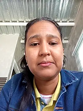 Snapshot of Plianna chatting on 12/14/25, 05:29 Plianna online show from 12/14/25, 05:29