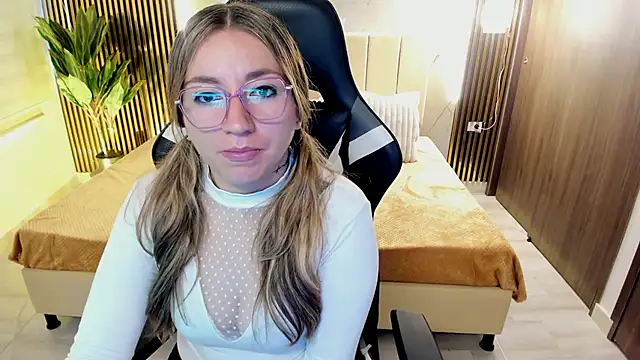 Snapshot of Violeta_Dream_ chatting on 12/15/25, 02:43 Violeta Dream online show from 12/15/25, 02:43