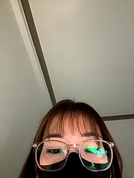 Snapshot of -Lena- chatting on 12/16/25, 05:07 -Lena- online show from 12/16/25, 05:07