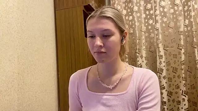 Snapshot of SkyeDavis chatting on 12/16/25, 08:14 SkyeDavis online show from 12/16/25, 08:14