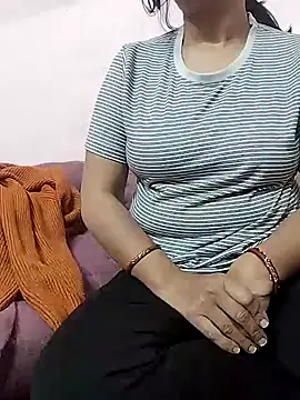 Snapshot of QSMTCNNT chatting on 12/15/25, 11:47 QSMTCNNT online show from 12/15/25, 11:47