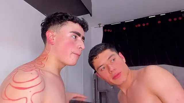 Snapshot of naughtysalomon__ chatting on 12/17/25, 11:44 naughtysalomon online show from 12/17/25, 11:44