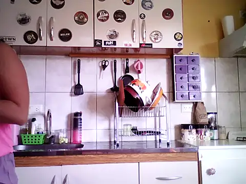 Snapshot of Rachelfrozono chatting on 12/17/25, 06:03 Rachelfrozono online show from 12/17/25, 06:03