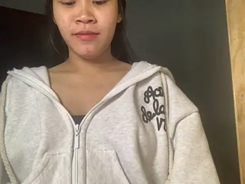 Snapshot of Bitsy2004 chatting on 12/18/25, 04:13 Bitsy2004 online show from 12/18/25, 04:13