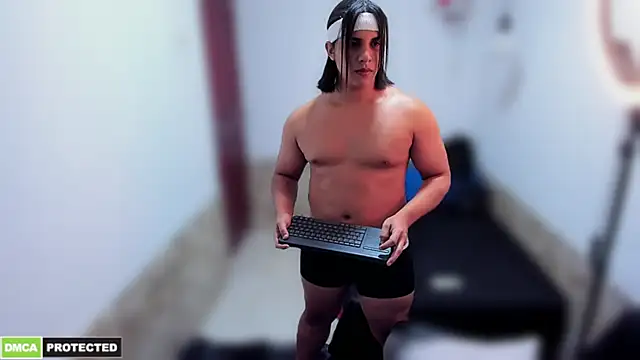 Snapshot of latinboyfit chatting on 02/15/26, 03:14 latinboyfit online show from 02/15/26, 03:14