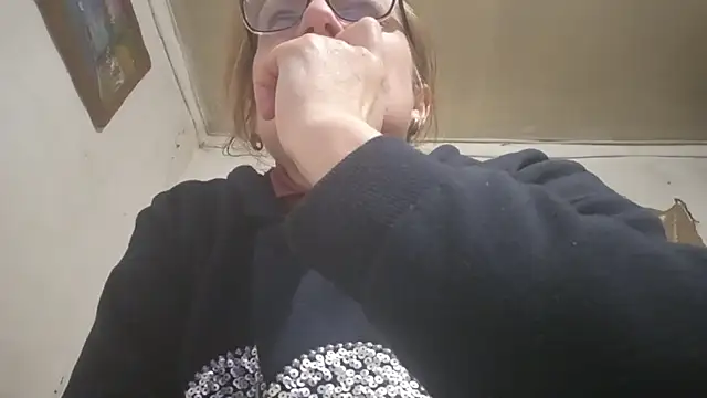 KissAndVibe online show from 12/19/25, 07:43