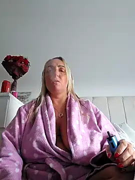 Snapshot of theblondecocklover chatting on 05/14/26, 06:15 theblondecocklover online show from 05/14/26, 06:15