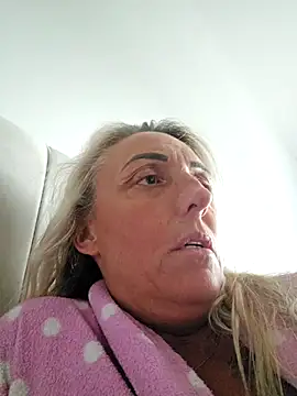 Snapshot of theblondecocklover chatting on 05/19/26, 06:09 theblondecocklover online show from 05/19/26, 06:09