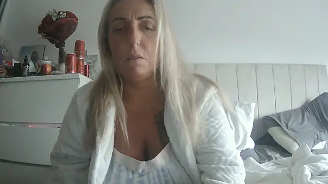 Snapshot of theblondecocklover chatting on 06/11/26, 06:11 theblondecocklover online show from 06/11/26, 06:11