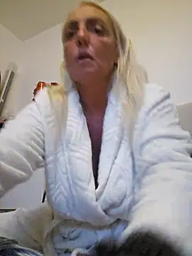 Snapshot of theblondecocklover chatting on 07/19/26, 10:24 theblondecocklover online show from 07/19/26, 10:24