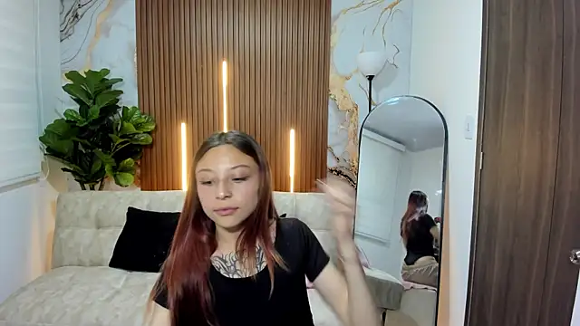 Snapshot of Nickie_reed_ chatting on 12/17/25, 08:15 Nickie reed online show from 12/17/25, 08:15