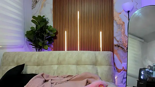 Nickie reed  online show from 12/22/25, 08:28