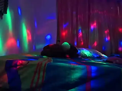 Snapshot of Rxxen chatting on 12/18/25, 04:29 Rxxen online show from 12/18/25, 04:29