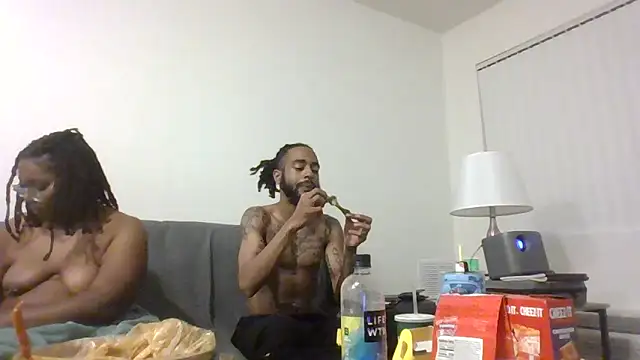 Snapshot of AverageAnt_ chatting on 02/25/26, 04:44 AverageAnt online show from 02/25/26, 04:44