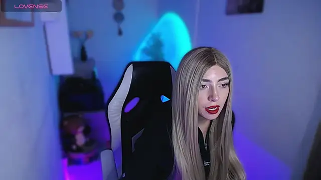 Snapshot of channel_blondee chatting on 03/12/26, 10:27 channel blondee online show from 03/12/26, 10:27