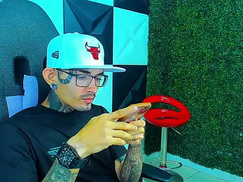 Boy tatto77 online show from 03/22/26, 12:41