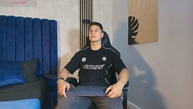 Noah Clarkk online show from 05/12/26, 05:43