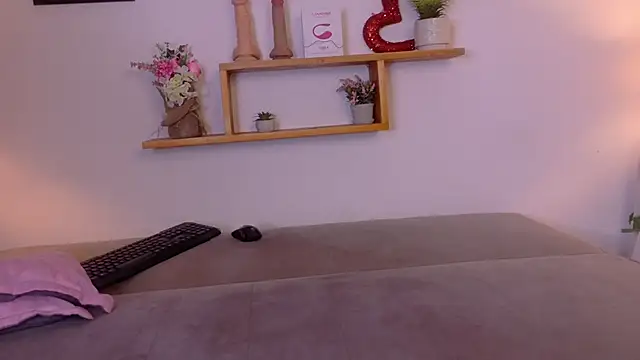 Snapshot of nairagold_ chatting on 05/15/26, 11:34 nairagold online show from 05/15/26, 11:34