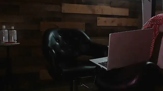 Snapshot of MISTERANDDEMI chatting on 12/21/25, 11:50 MISTERANDDEMI online show from 12/21/25, 11:50