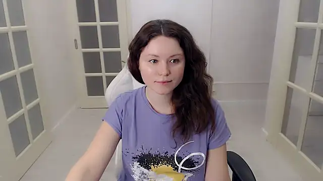 Snapshot of LondonMiley chatting on 12/20/25, 07:54 LondonMiley online show from 12/20/25, 07:54