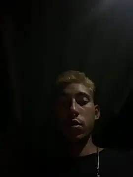 Snapshot of GuioficialBr chatting on 12/21/25, 04:41 GuioficialBr online show from 12/21/25, 04:41