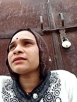 Snapshot of Bharti_thakurr chatting on 12/21/25, 08:54 Bharti thakurr online show from 12/21/25, 08:54