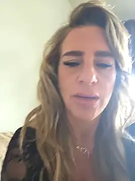 Snapshot of LaLynn chatting on 03/01/26, 01:13 LaLynn online show from 03/01/26, 01:13