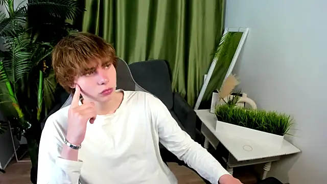 Snapshot of andyyzzz chatting on 06/28/26, 07:53 andyyzzz online show from 06/28/26, 07:53