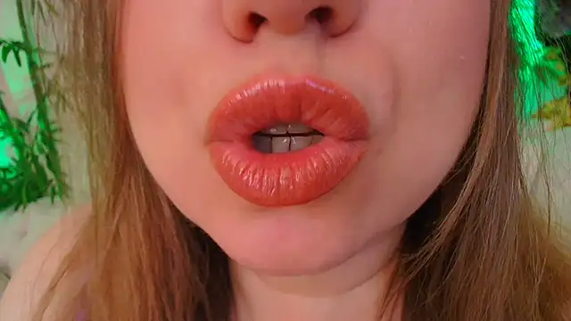 Snapshot of HappyLisa chatting on 12/23/24, 08:44 HappyLisa online show from 12/23/24, 08:44