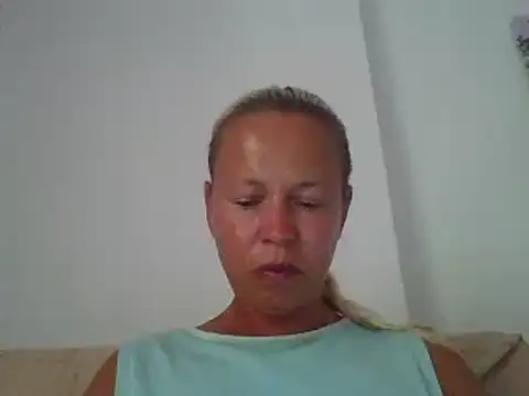 Snapshot of jennyblondeuk chatting on 06/19/26, 05:39 jennyblondeuk online show from 06/19/26, 05:39