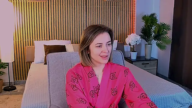 EmeraldGlow online show from 04/23/26, 02:52