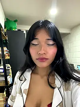 kittylove18  online show from 12/22/25, 05:21