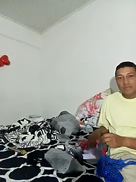 pareja latina1483 online show from 01/09/26, 02:25