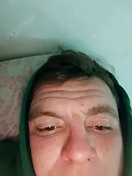 Snapshot of Mariuszxxxx chatting on 12/22/25, 12:07 Mariuszxxxx online show from 12/22/25, 12:07