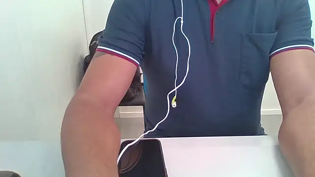 Snapshot of Moreno_Casado_Safado chatting on 05/25/26, 08:09 Moreno Casado Safado online show from 05/25/26, 08:09
